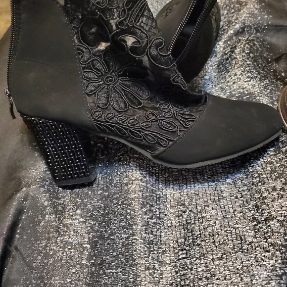 HOST PICK**BLACK ANKLE BOOTIES - Picture 3 of 8